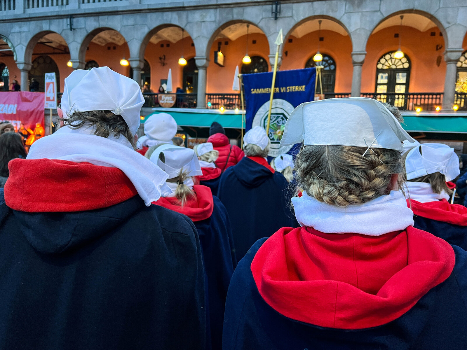 Bildet viser trommekorpset bakfra på 8. mars.