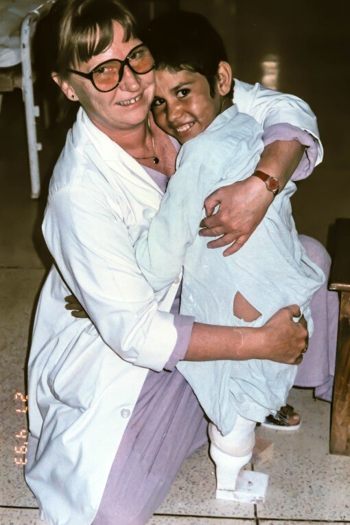 LIVSGNIST: Toril Parelius har sett mer lidelse og død enn de fleste, men også mye håp i all fortvilelsen. Som da en mineskadet&nbsp;gutt i Pakistan kom seg på beina&nbsp;ved hjelp av en&nbsp;provisorisk protese og fikk livsgnisten tilbake.