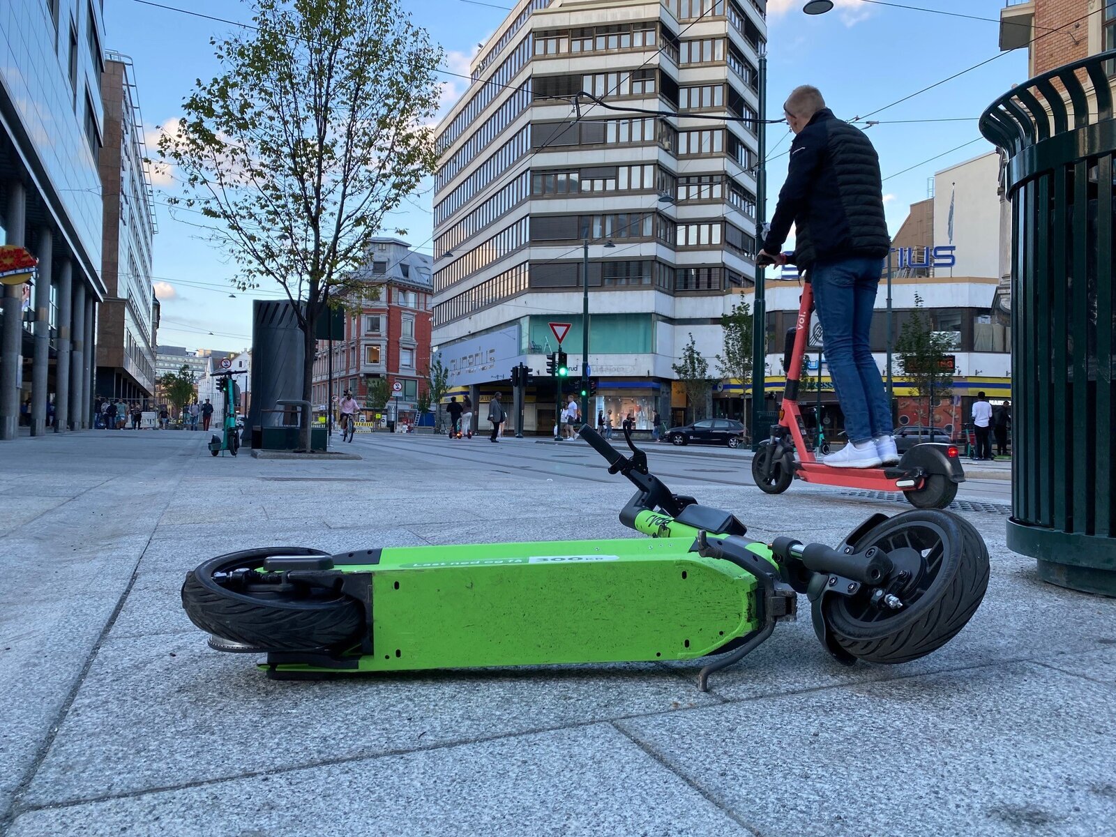 Bilde av veltet sparkesykkel