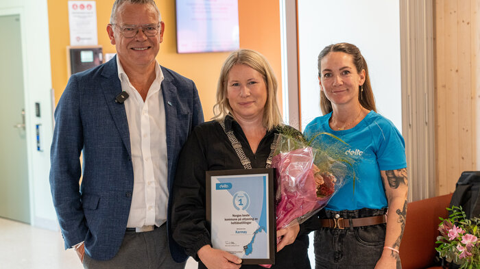 Bildet viser f.v: Trond Ellefsen, forbundsleder i Delta, varaordfører May Synnøve Rygh og hovedtillitsvalgt i Delta Karmøy Camilla Sandhåland