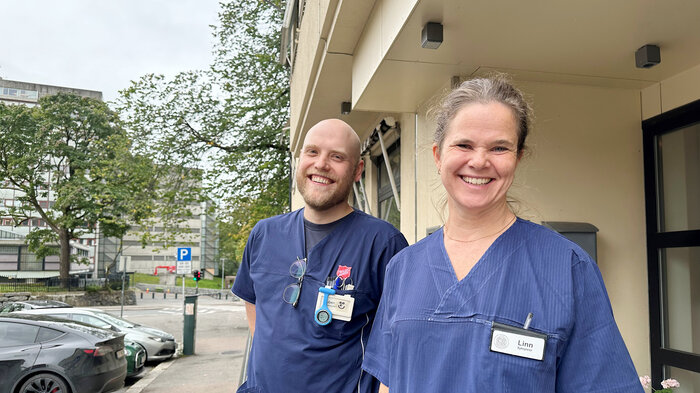 Bilde av Ruben Jervell Pettersen og Linn Råmunddal ved Gatehospitalet i Oslo