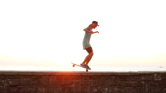 Bildet viser en ung mann på skateboard