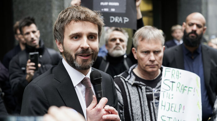 Bilde av helseminister Jan Christian Vestre under demonstrasjon