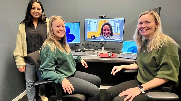 Kristine Wilhelmsen og Thea Trulsrud (sittende) skal følge opp pasientene digitalt, Anmol Kaur (stående) er koordinator mens Miriam Standal (skjerm) er prosjektleder.