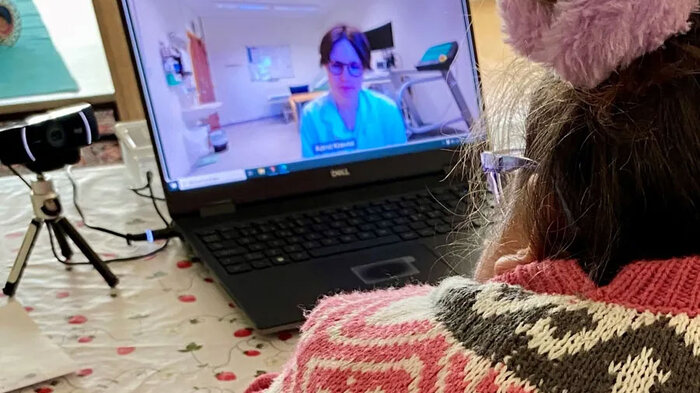 bilde av sykepleier og pasient i samtale