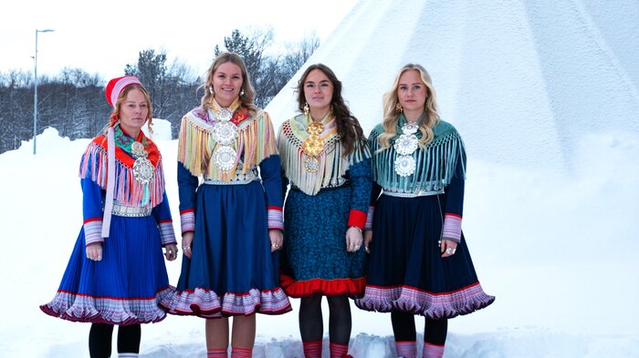 bildet viser første kull fra samisk sykepleierutdanning