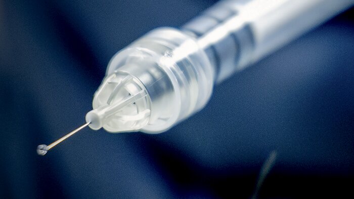 Bildet viser en sprøyte med botox.