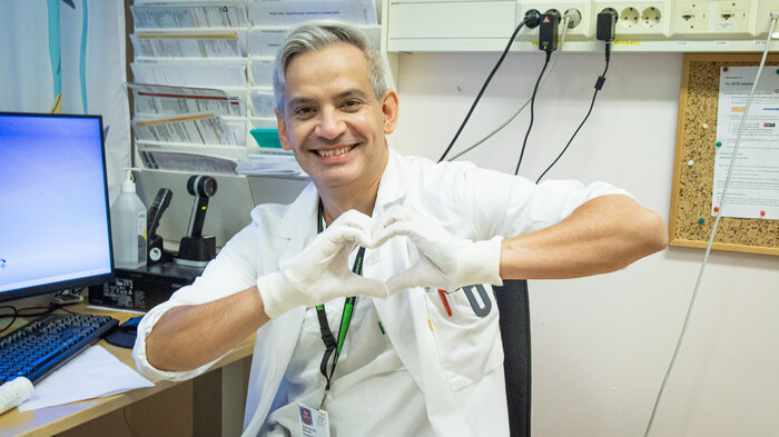 Jose Alfonso lager hjerte med hendene og smiler til kameraet