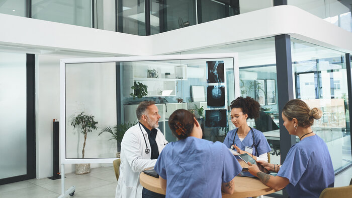 Bildet viser helsearbeidere som sitter og snakker sammen.