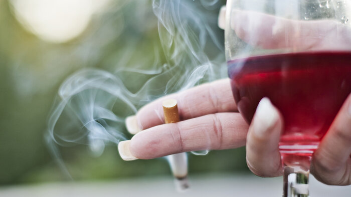 Røyker med vinglass