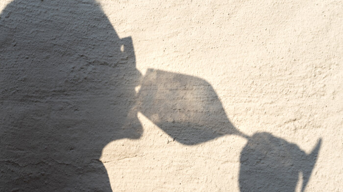 bilde av mann som drikker vin