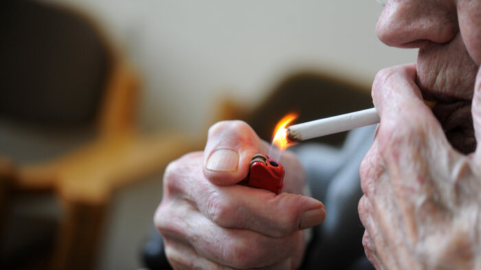 bilde av mann som røyker