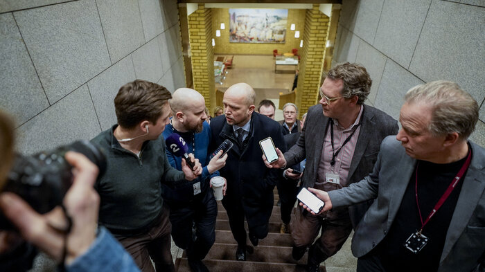 Trygve Slagsvold Vedum Bildet viser Trygve Slagsvold Vedum omgitt av pressefolk.