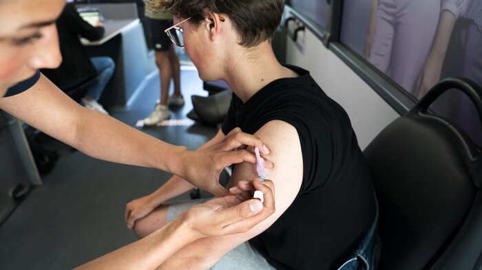 Bildet viser en gutt som får hpv-vaksine.