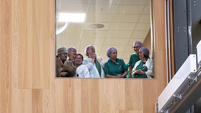 Bildet viser ansatte på poliklinikken ved NHS