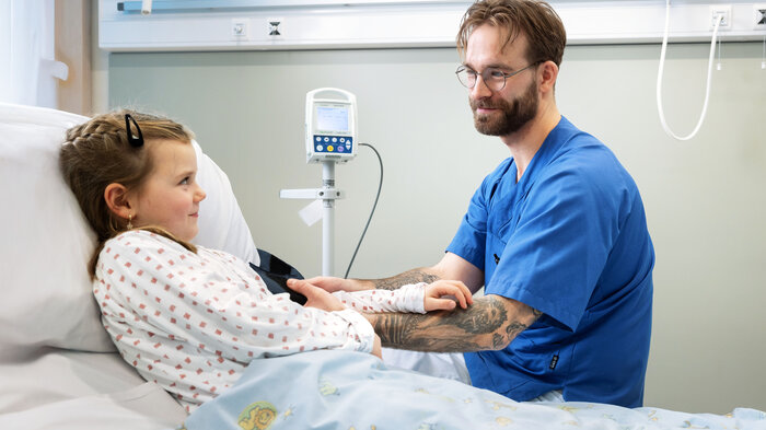 Bildet viser sykepleier Lars Pilskog med en pasient