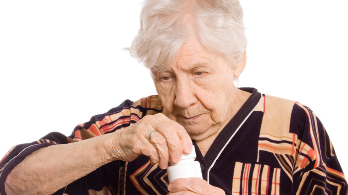 BIldet viser eldre dame med legemiddelboks
