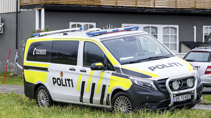 Bildet viser en politibil som står parkert