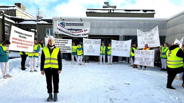 Bildet viser Toril Sørdal foran demonstrantene