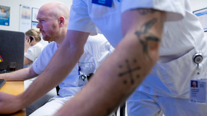 Bildet viser en tatovert arm på en sykepleier