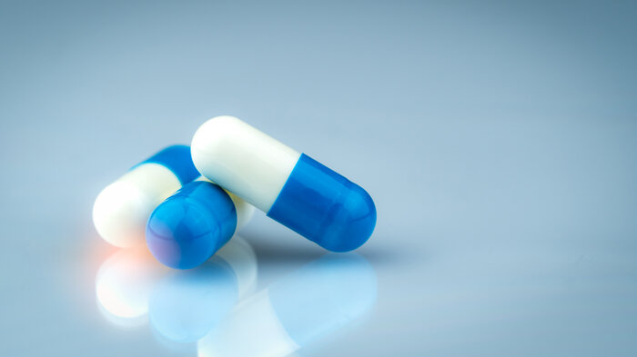 Bildet viser to medisinkapsler.