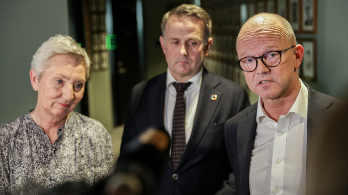 Bilde av LO-leder Peggy Hessen Følsvik og NHO-direktør Ole Erik Almlid med riksmekler Mats Ruland