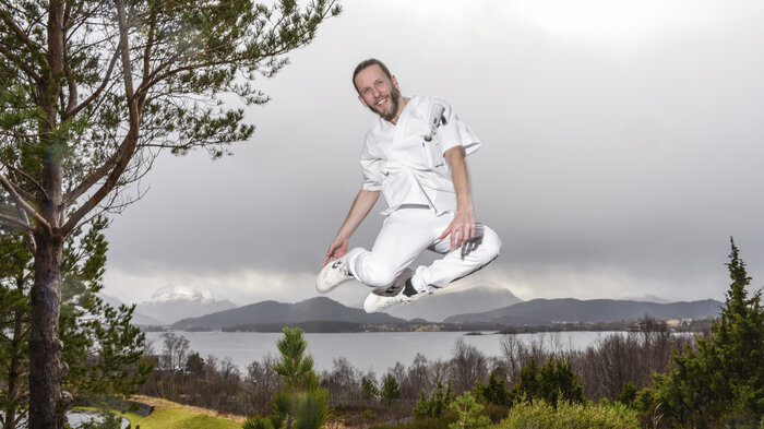 Bildet viser Lars Magnus Iversen som hopper.