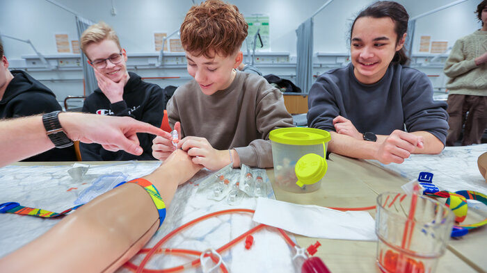 Elever møter sykepleierstudenter i Tromsø
