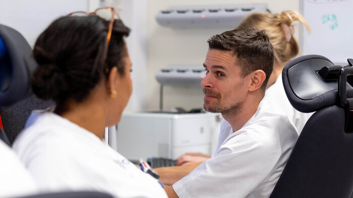 Bildet viser en mannlig sykepleier 