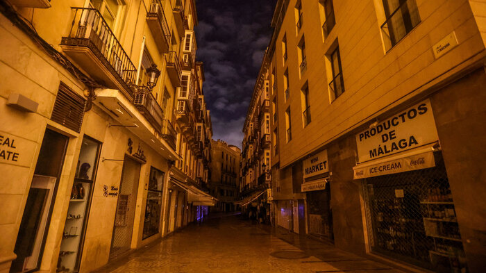 Bilde av mørklagt gate i Malaga i Spania