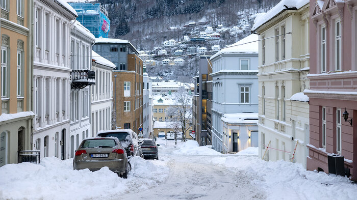 bildet viser trange gater i Bergen sentrum