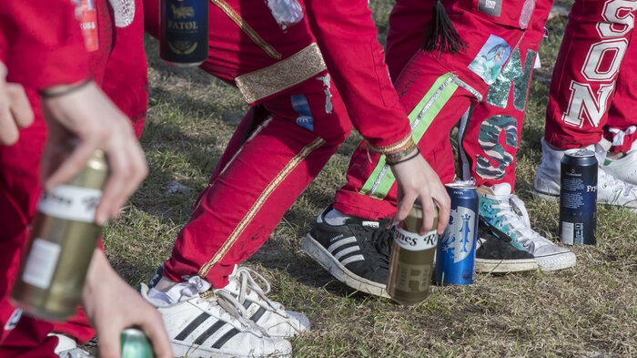bildet viser russeungdom og alkohol