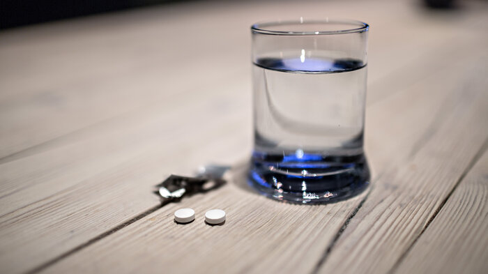Illustrasjonsfoto. Tabletter ved glass