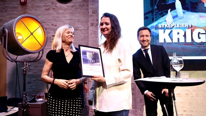 Bildet viser Marit Fonn og Nina E. H. Hauge i Sykepleien sammen med vaktsjef Håkon Mosvold Larsen i NTB.