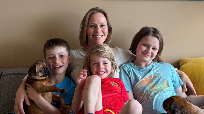 Bildet viser Anniken Østberg sammen med familien