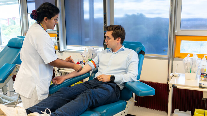 bildet viser ung mann som gir blod