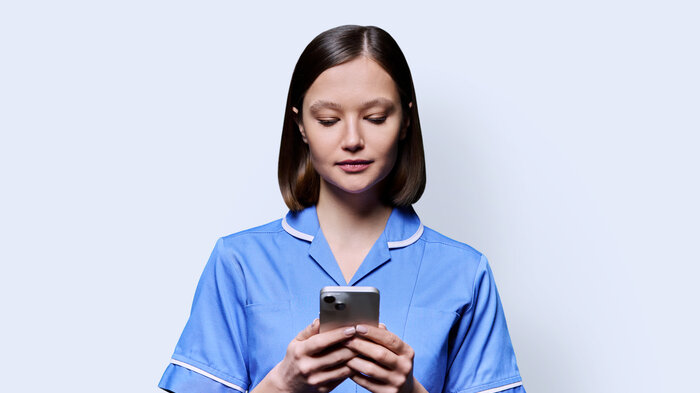 Sykepleier med mobil