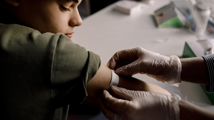 Bilde av barn hos sykepleier