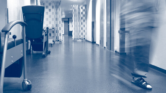 Bildet viser korridor på sykehus. 