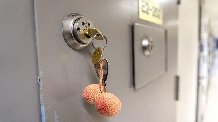 Bildet viser nøkler som står i en fengselsdør