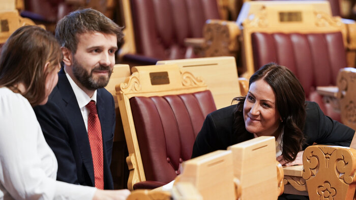 Bildet viser Helse- og omsorgsminister Jan Christian Vestre (Ap) og Arbeids- og inkluderingsministeren Tonje Brenna (Ap) i stortingssalen