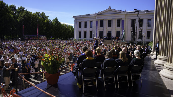 Bildet viser studenter utenfor juridisk fakultet i oslo