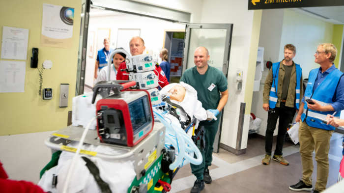 Bildet viser helsepersonell som øver på å flytte pasienter