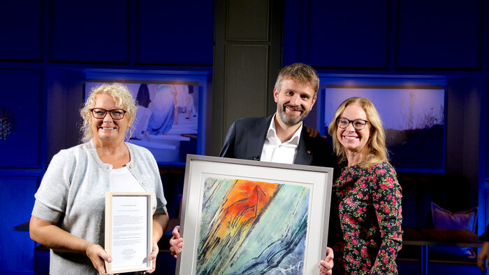 Bildet viser Unn Birkeland fra Pårørendesenteret, statsråd Jan Christian Vestre og Larvik-ordfører Birgitte Gulla Løken