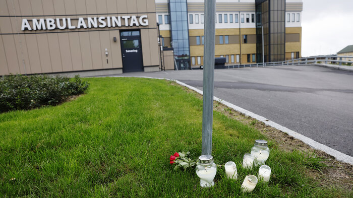 Bildet viser lys og blomster ved ambulansestasjonen i i Region Gävleborg i Hudiksvall.