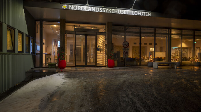 Bildet viser inngangen til Nordlandssykehuset i Lofoten Bildet viser inngangen til Nordlandssykehuset i Lofoten