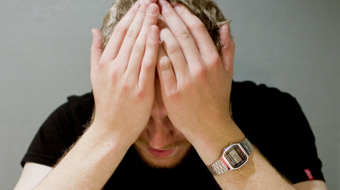 bilde av mann som sliter