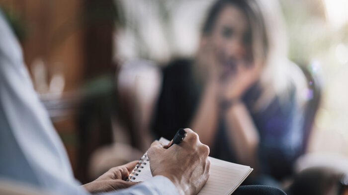 Bildet illustrerer en pasient som sitter hos psykolog