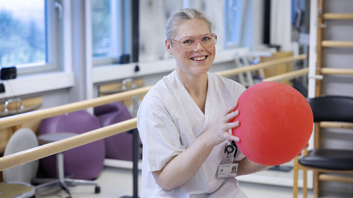 Bilde viser Brynhild Furelid med en rød trenings-ball.