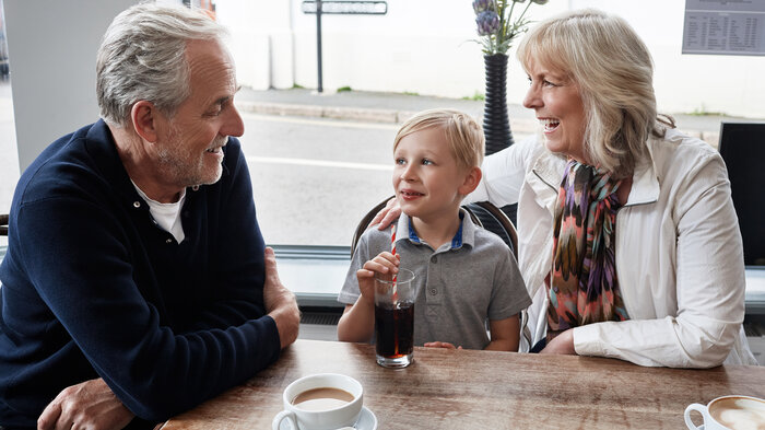 Bildet viser et barn og besteforeldre